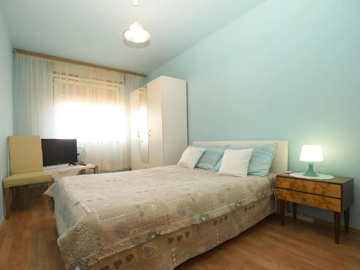 Apartment Momcilo 1995 بولا