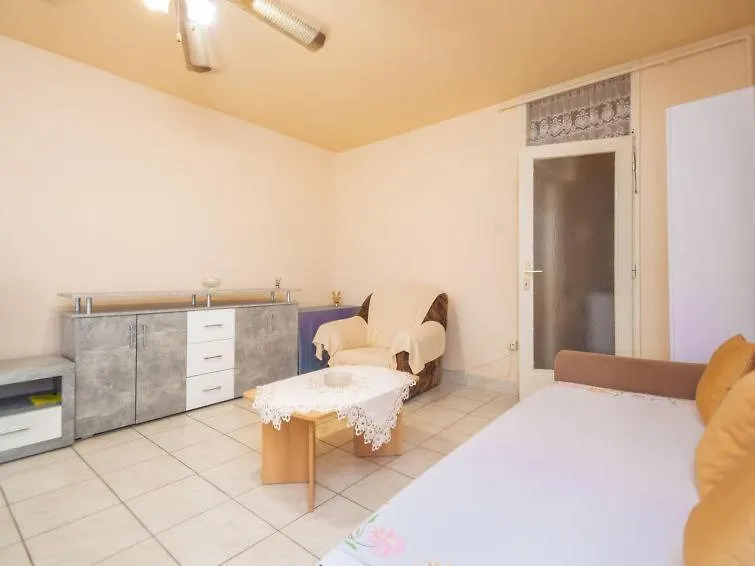 Apartment Momcilo 1995 بولا