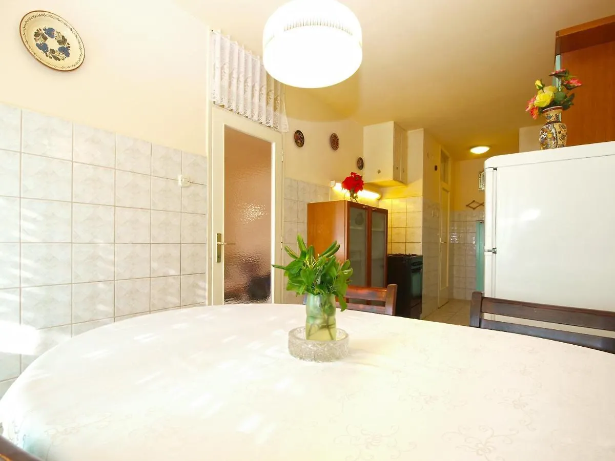 Apartment Momcilo 1995 بولا
