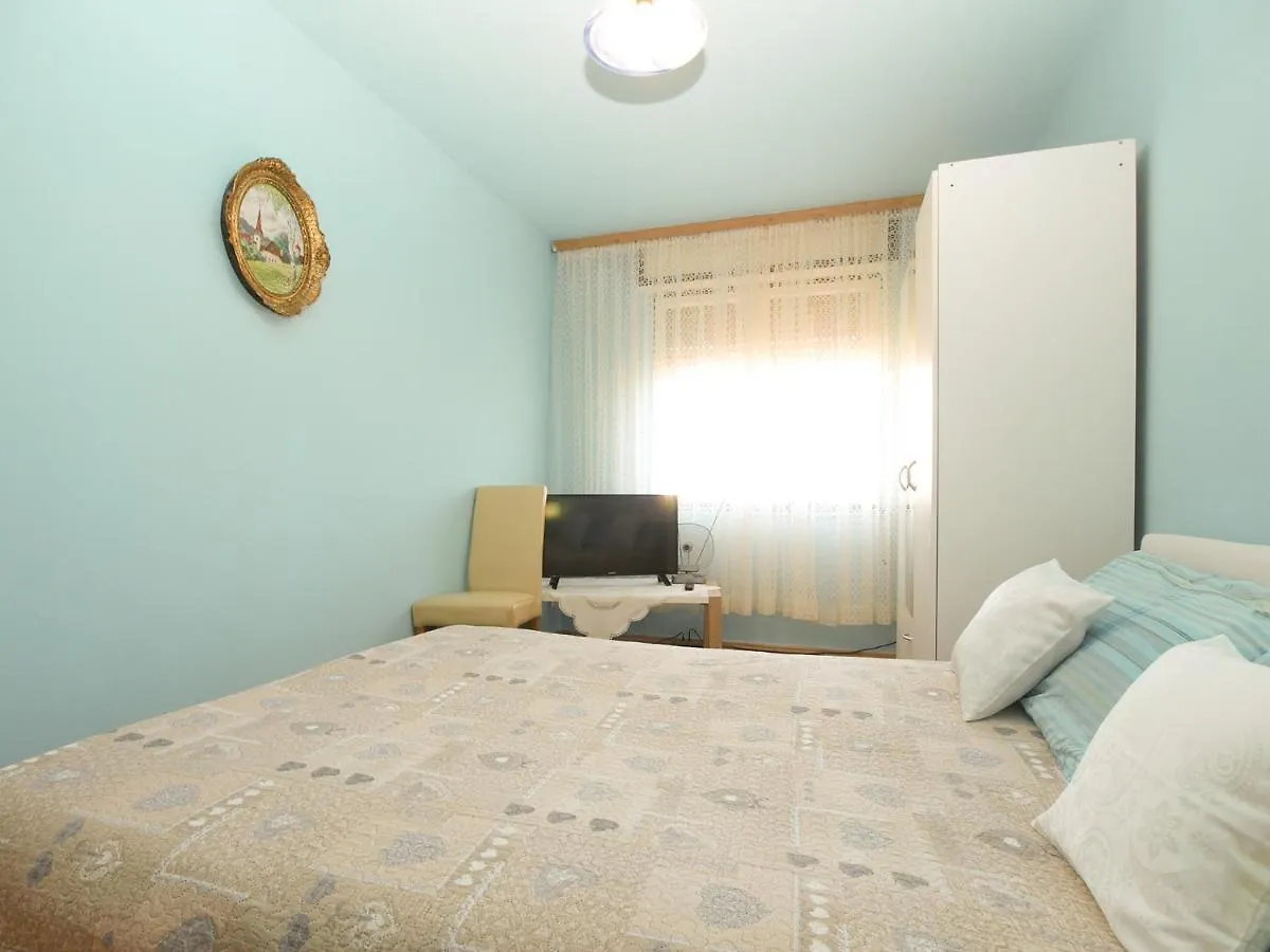 Apartment Momcilo 1995 بولا
