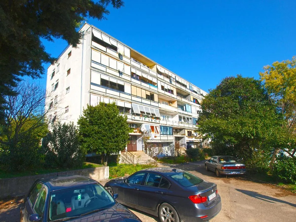 Apartment Momcilo 1995 بولا 0*,