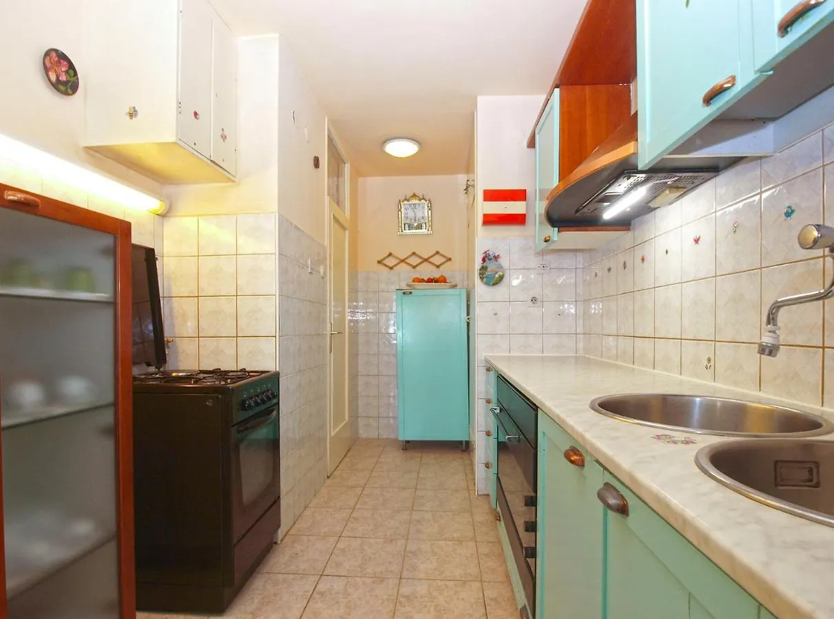 Apartment Momcilo 1995 بولا 0*,
