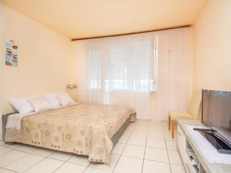 Apartment Momcilo 1995 بولا كرواتيا